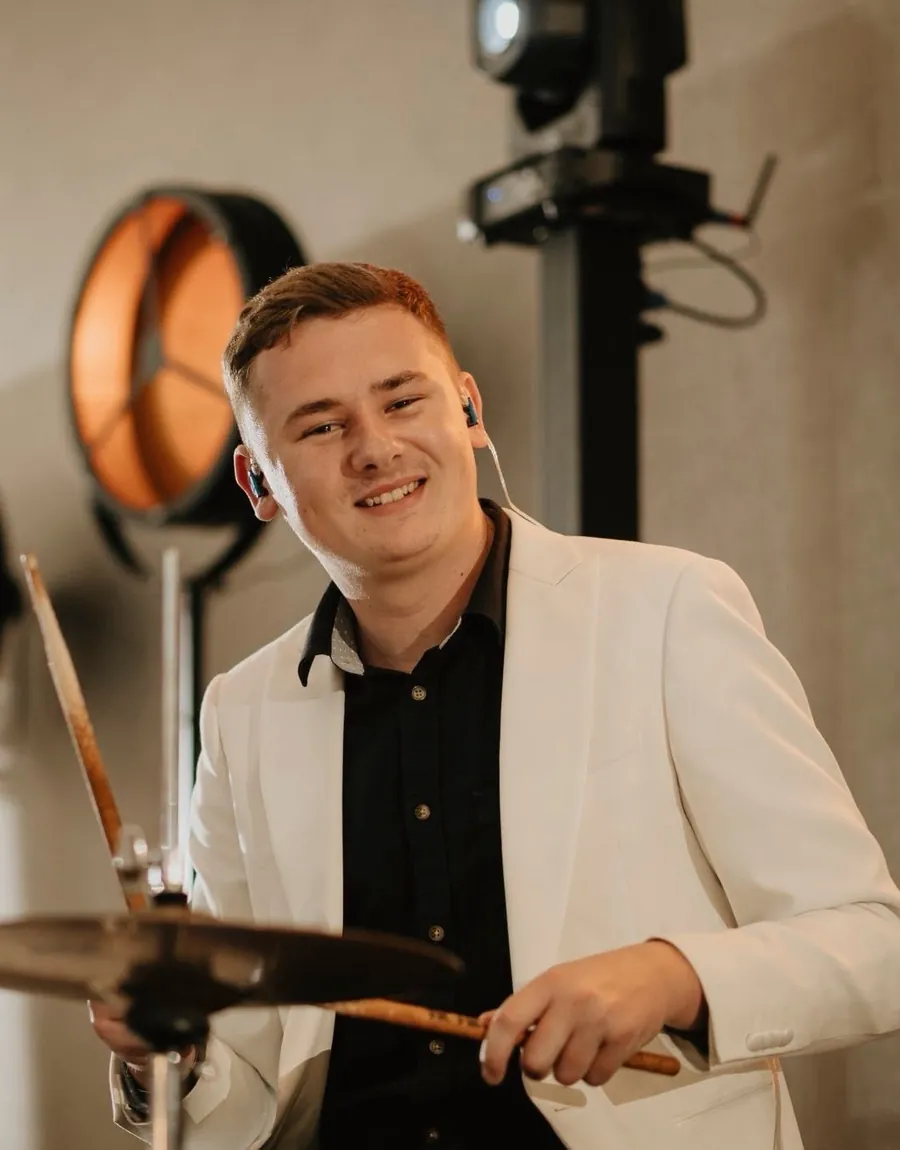 Seweryn Fryt grający na instrumencie klawiszowym podczas koncertu